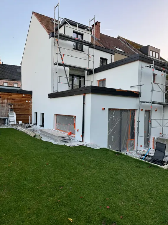 Façade arrière en cours d'enduit, échafaudage en place