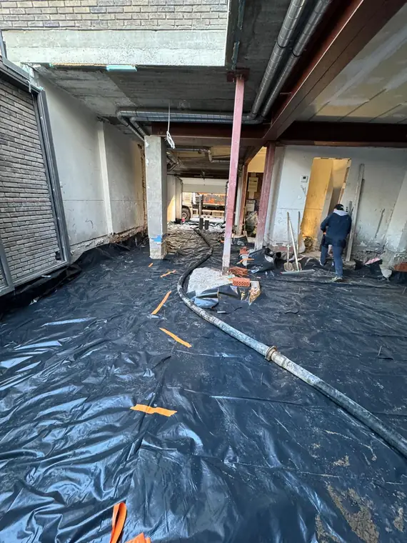 Membrane d'étanchéité déroulée avant le coulage de la dalle