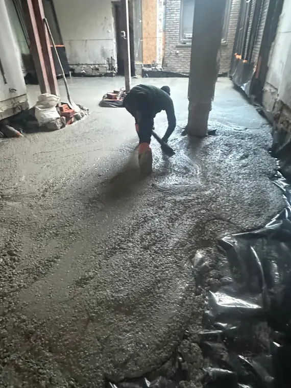 Coulage et talochage de la dalle de béton