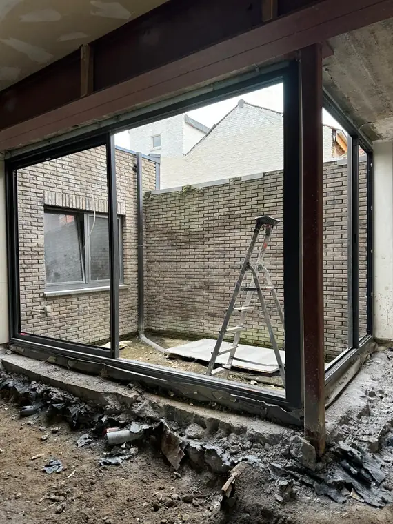 Nouvelle baie ouverte en façade arrière, linteau posé