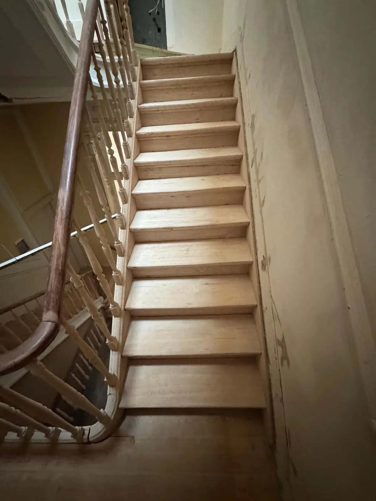 Escalier en bois décapé, marches et balustres mis à nu