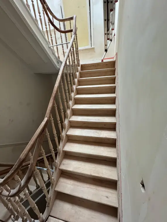 La volée décapée vue depuis le bas de la cage