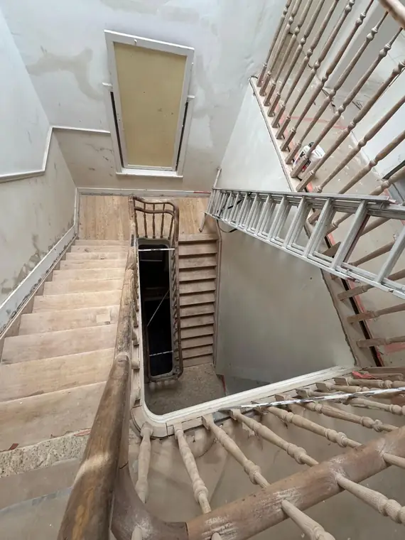 La cage d'escalier sur toute sa hauteur, bois nu