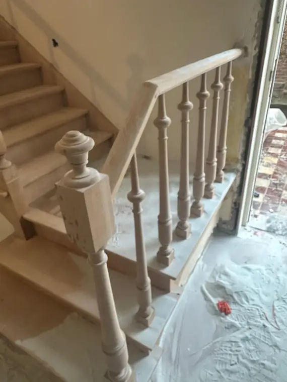 Départ d'escalier et balustres tournés, bois remis à nu