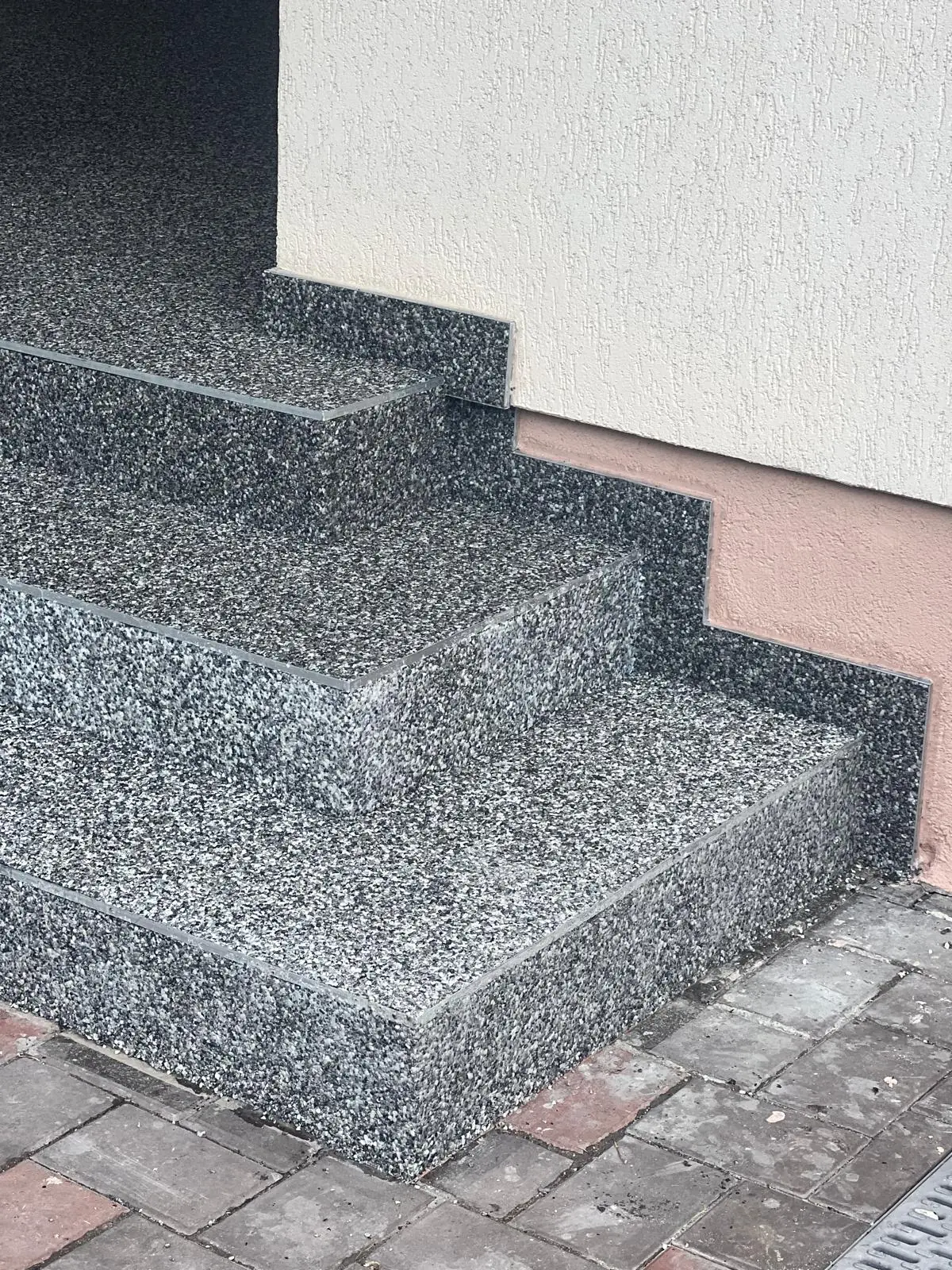 Escalier extérieur revêtu de quartz gris, marches terminées