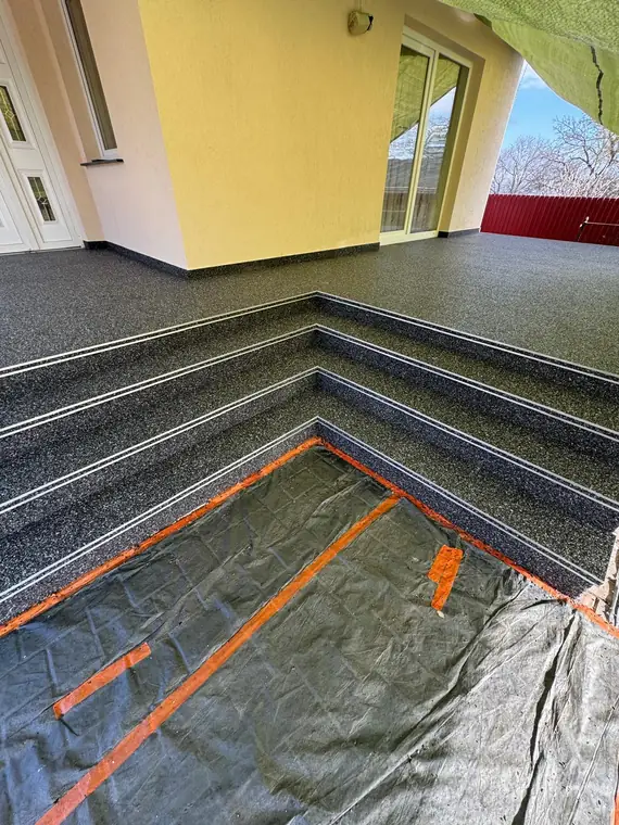 Emmarchement en quartz, protections encore en place