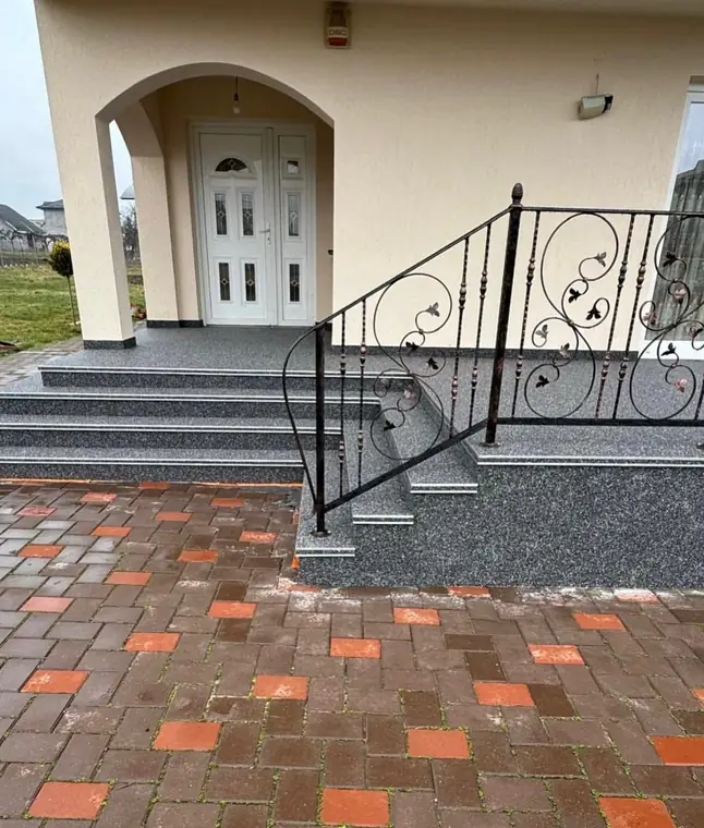 L'entrée terminée, escalier en quartz et garde-corps