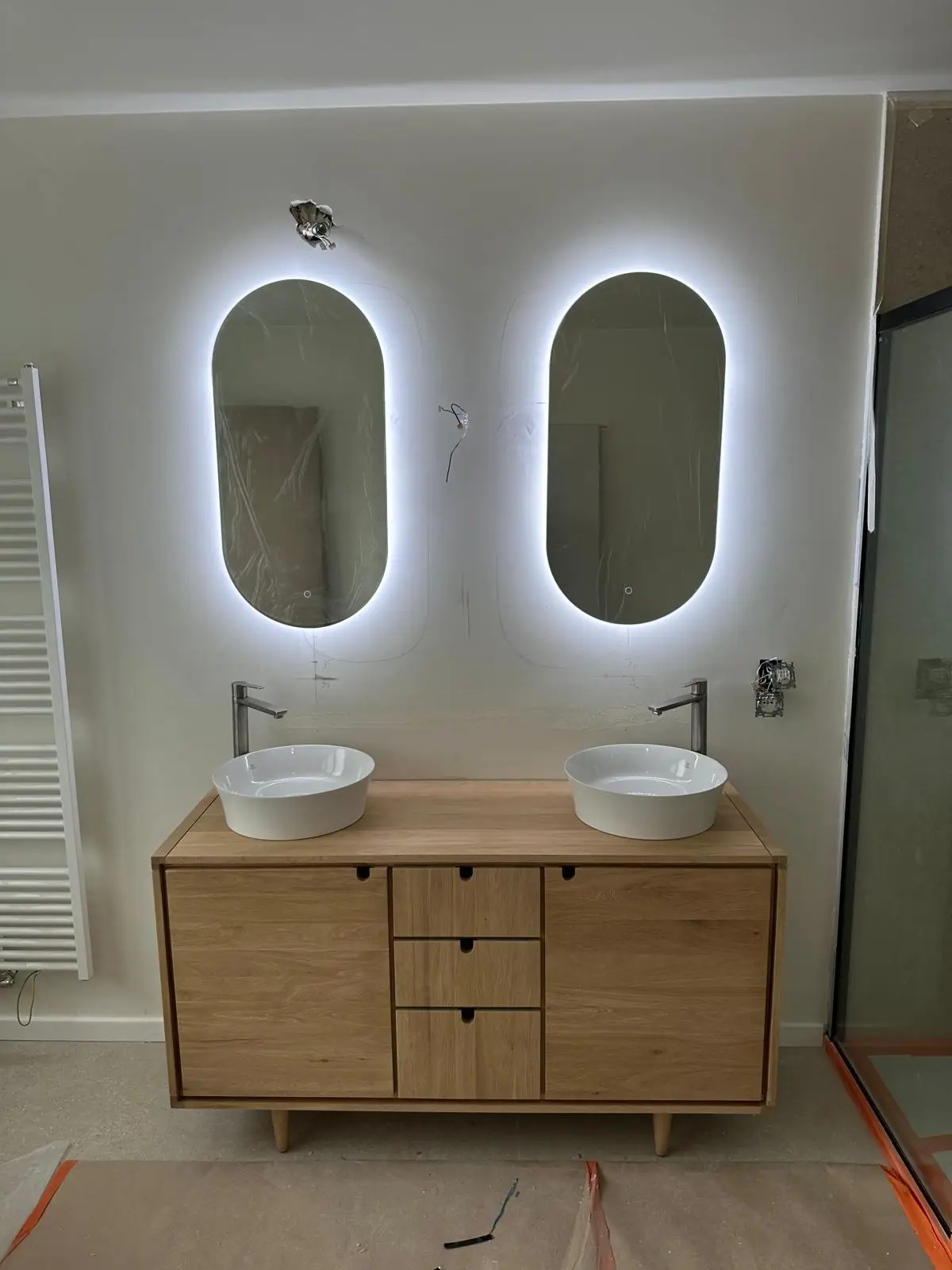 Salle de bains terminée : double vasque et miroirs rétroéclairés