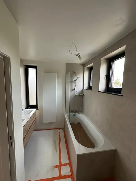 Salle de bains en enduit ciré, baignoire et double vasque