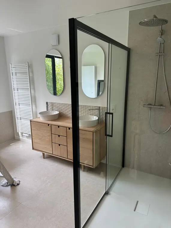 Douche à l'italienne et paroi noire, salle de bains terminée