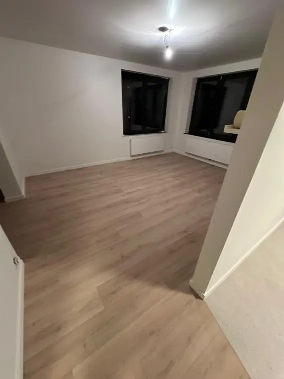 Chambre terminée, parquet posé et murs peints