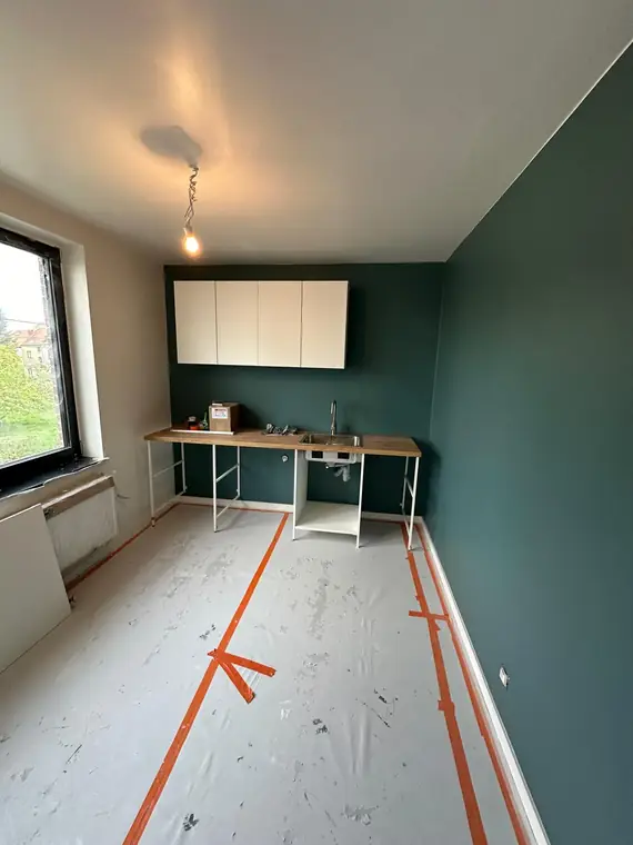 Buanderie peinte en vert, meubles hauts posés