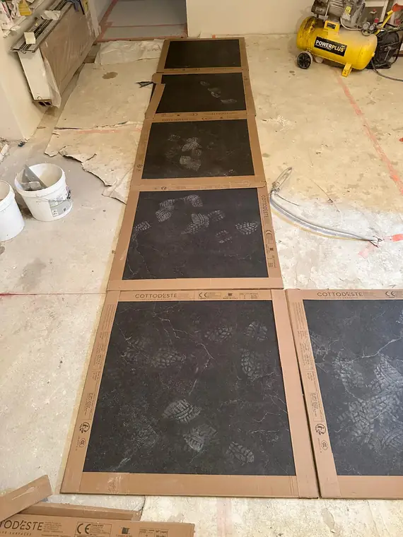 Pose du carrelage en cours dans la pièce de vie