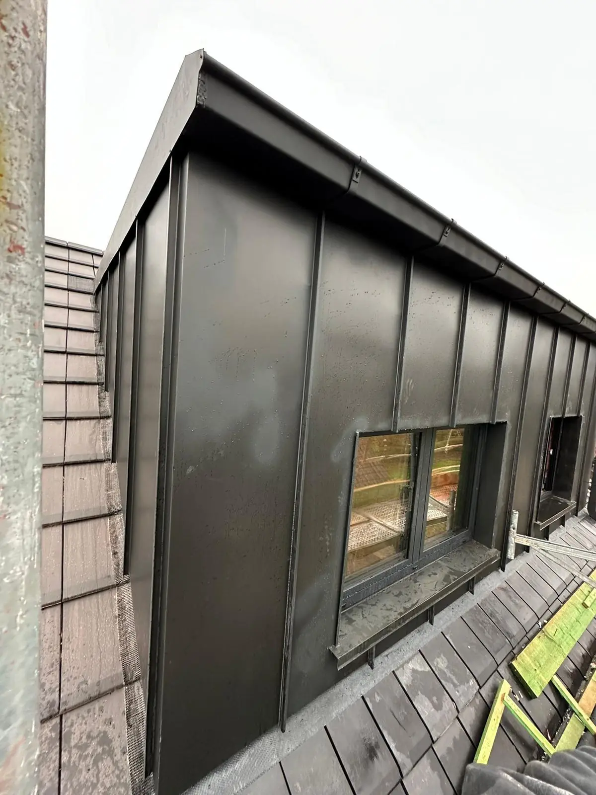 Lucarne habillée de zinc à joint debout, châssis posé