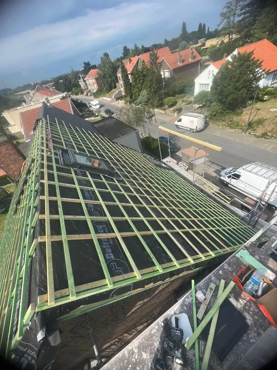 Lattage neuf sur écran de sous-toiture, vue plongeante