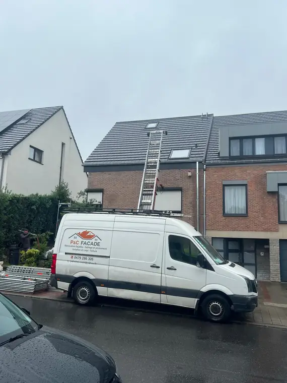 La camionnette de l'entreprise devant la maison terminée