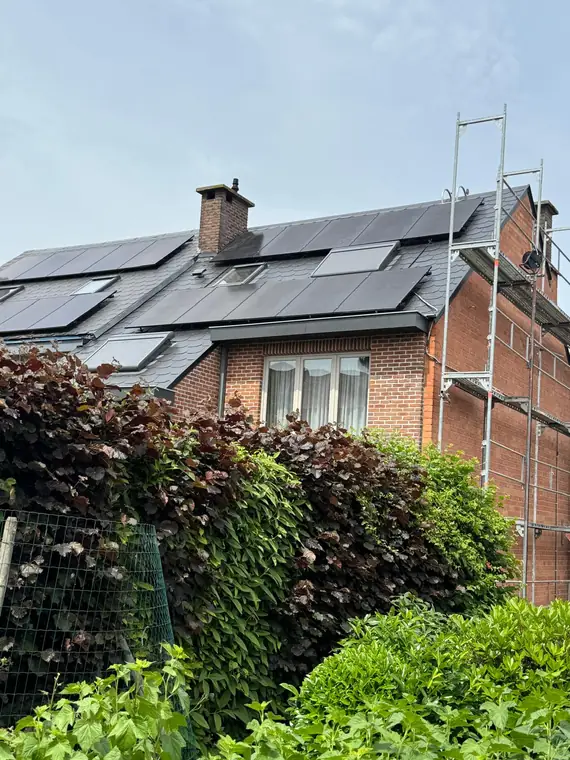 Les toitures terminées vues du jardin