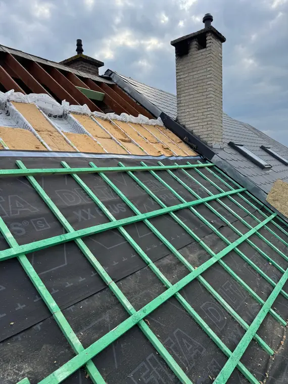 Isolant en fibre de bois et lattage neuf, au raccord de la cheminée