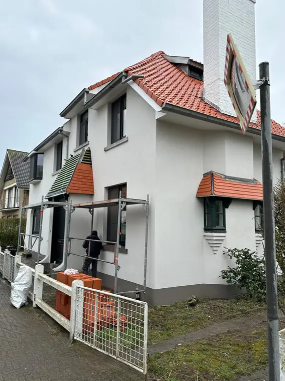 Pignon et auvents en tuiles, vus depuis la rue