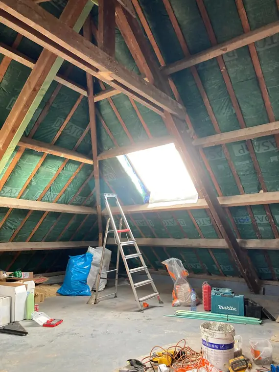 Combles isolés entre chevrons, vus de l'intérieur