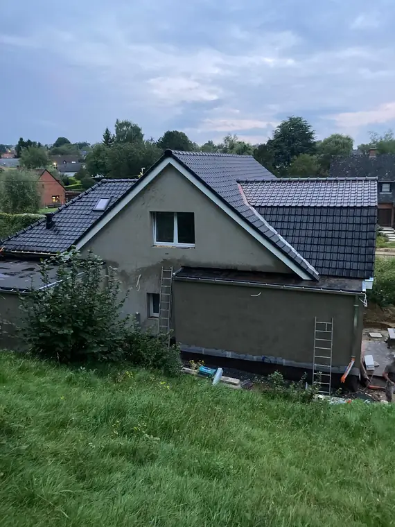 La maison terminée, toiture noire et lucarne